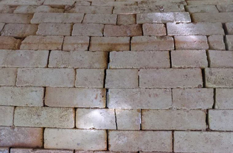 Chamber arch showing gaps